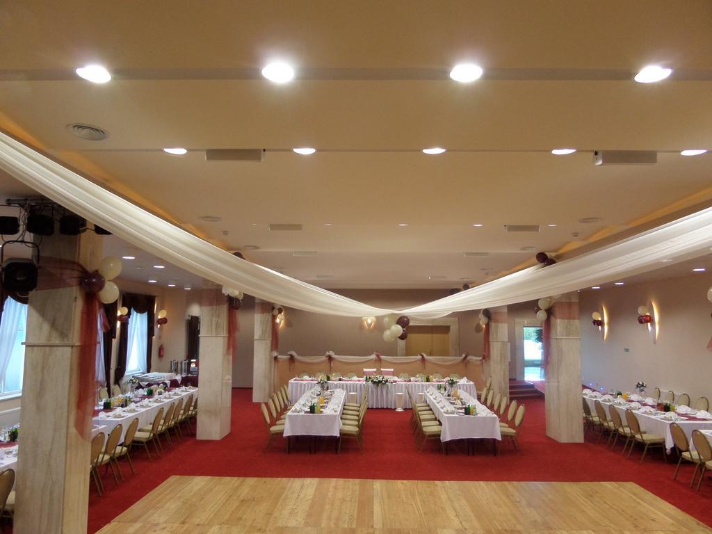 Hotel Imperium Pszczyna Buitenkant foto
